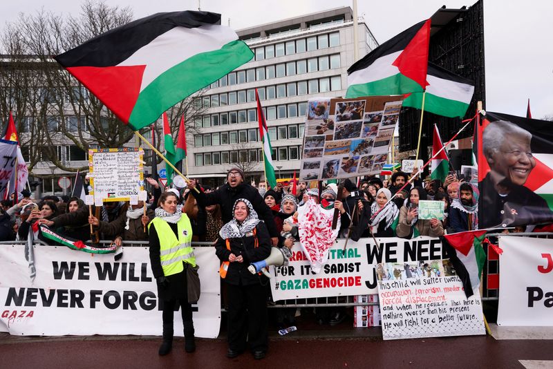 &copy; Reuters. متظاهرون مؤيدون للفلسطينيين يتجمعون بالقرب من  مقر محكمة العدل الدولية في لاهاي بهولندا يوم 12 يناير كانون الثاني 2024. تصوير: تيلو شمويلجن - رو