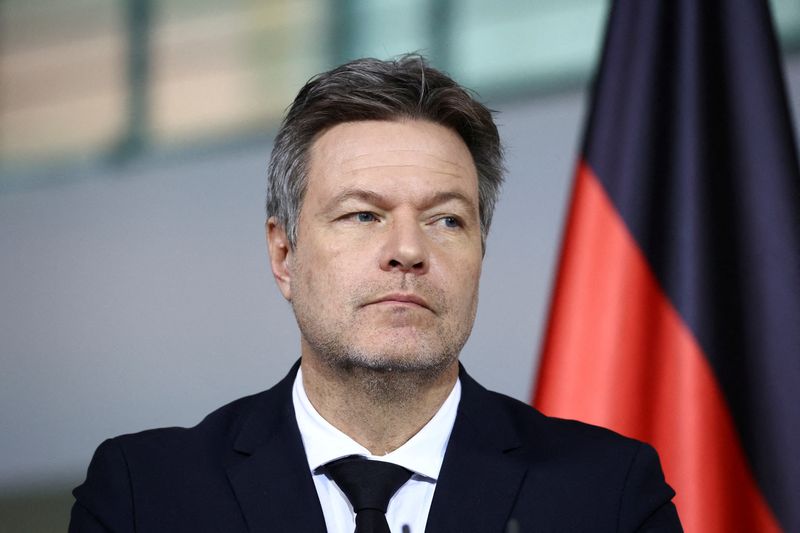 &copy; Reuters. FILE PHOTO: German Economy and Climate Minister Robert Habeck presents the 2024 budget with Finance Minister Christian Lindner and Chancellor Olaf Scholz in Berlin, Germany, December 13, 2023. REUTERS/Liesa Johannssen/File Photo