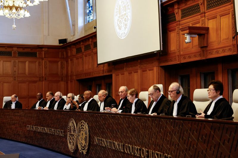 &copy; Reuters. Jueces de la Corte Internacional de Justicia emiten un fallo sobre medidas de emergencia contra Israel tras la acusación de genocidio por parte de Sudáfrica, en la Haya, Países Bajos, 26 de enero, 2024. REUTERS/Piroschka van de Wouw