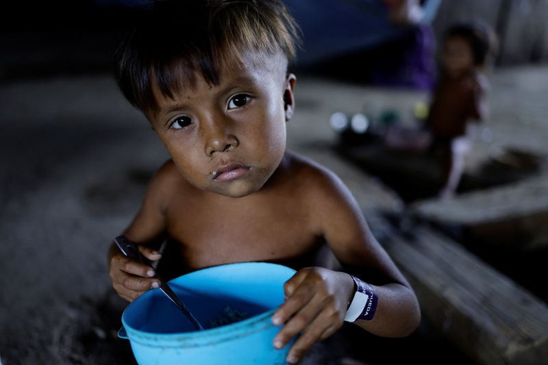 &copy; Reuters. Criança Yanomami se alimenta em abrigo para indígenas em Roraima
10/01/2024 REUTERS/Ueslei Marcelino