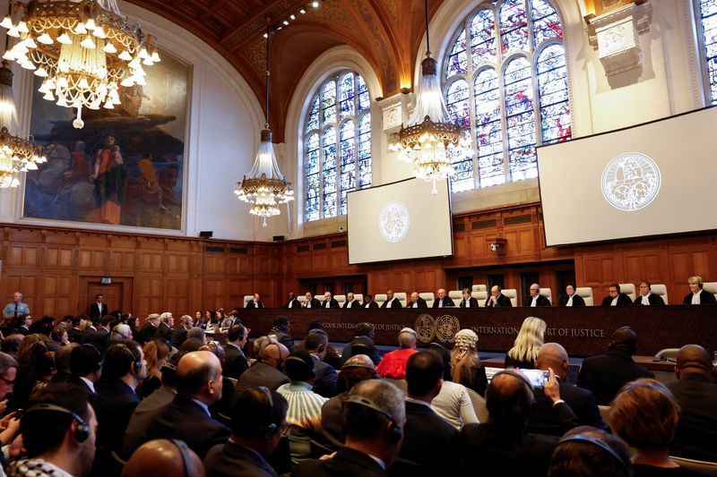 &copy; Reuters. قضاة في محكمة العدل الدولية يصدرون حكما بشأن دعوى الإبادة الجماعية التي رفعتها جنوب أفريقيا ضد حرب إسرائيل على غزة في لاهاي بهولندا يوم الج