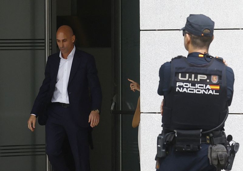 &copy; Reuters. لويس روبياليس الرئيس السابق للاتحاد الإسباني لكرة القدم بعد مغادرة المحكمة العليا في مدريد يوم 15 سبتمبر أيلول 2023. تصوير: سوزانا بيرا - رويتر