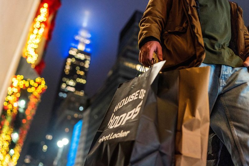&copy; Reuters. FILE PHOTO: A man carries his shopping bags during the holiday season in New York City, U.S., December 10, 2023. REUTERS/Eduardo Munoz/File Photo
