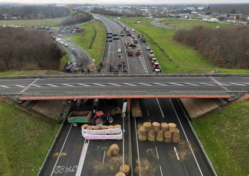 &copy; Reuters. Protestos de agricultores na França bloqueiam estradas.  REUTERS/Nacho Doce