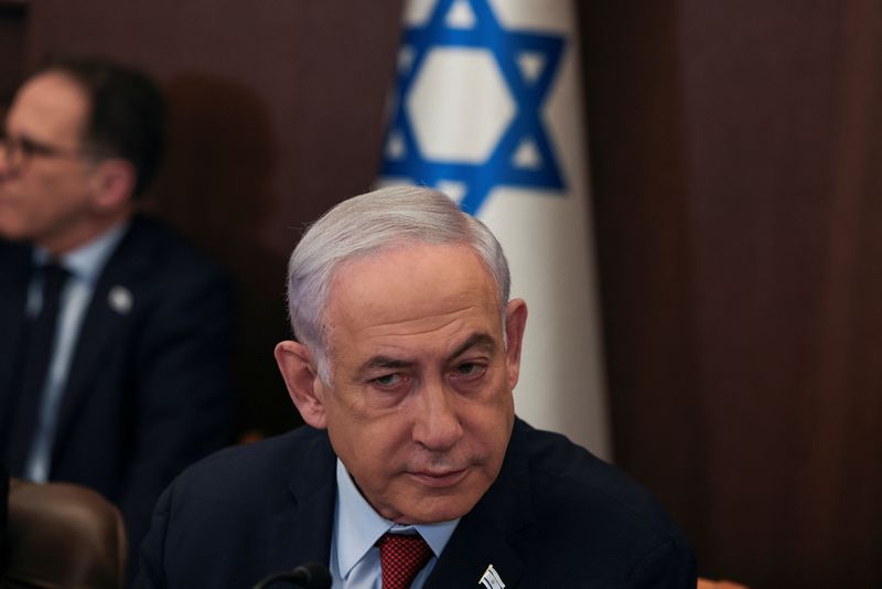 &copy; Reuters. Foto de archivo del Primer Ministro de Israel Benjamin Netanyahu en una reunión de gabinete 
Dic 10, 2023 REUTERS/Ronen Zvulun/Pool/