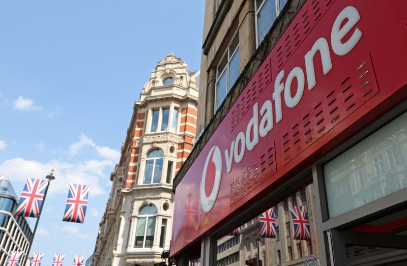 &copy; Reuters. شعار شركة فودافون على أحد متاجرها بالعاصمة البريطانية لندن في يوم 14 يونيو حزيران 2023 . تصوير : توبي ميلفيل - رويترز .  