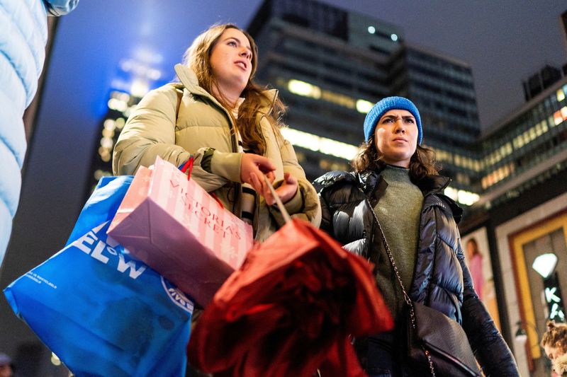 &copy; Reuters. Des personnes font leurs achats pendant les fêtes de fin d'année à New York, aux États-Unis. /Photo d'archives prise le 10 décembre 2023/REUTERS/Eduardo Munoz