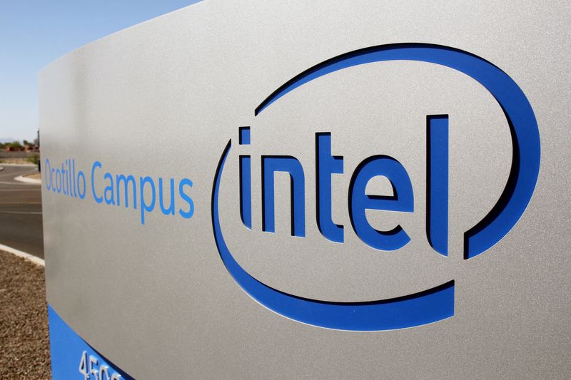 &copy; Reuters. Il logo Intel presso uno stabilimento Intel in Arizona, Stati Uniti. REUTERS/Nathan Frandino/