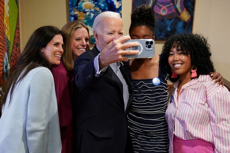 &copy; Reuters. FILE PHOTO: U.S. President Joe Biden poses for a selfie in Hannibal's Kitchen restaurant, during his visit in Charleston, South Carolina, U.S., January 8, 2024.  REUTERS/Kevin Lamarque/File Photo