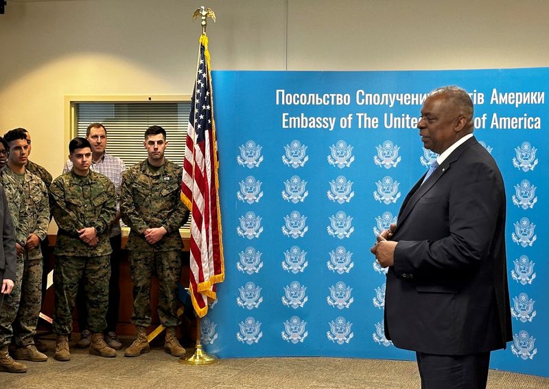 © Reuters. U.S. Defense Secretary Lloyd Austin speaks to employees of the U.S. Embassy in Kyiv during his visit to Ukraine, November 20, 2023. W.G. Dunlop/Pool via REUTERS/File Photo