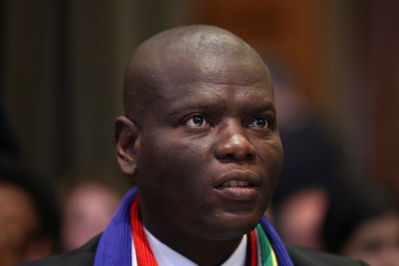 © Reuters. وزير العدل في جنوب أفريقيا رونالد لامولا في محكمة العدل الدولية بلاهاي بهولندا يوم 11 يناير كانون الثاني 2024. تصوير: تيلو شمولجين - رويترز.
