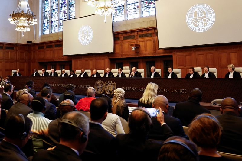 &copy; Reuters. قضاة في محكمة العدل الدولية يصدرون حكما بشأن دعوى الإبادة الجماعية التي رفعتها جنوب أفريقيا ضد حرب إسرائيل على غزة في لاهاي بهولندا يوم الج