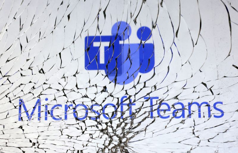 &copy; Reuters. شعار تطبيق مايكروسوفت تيمز من خلال زجاج محطم في صورة توضيحية من أرشيف رويترز . 