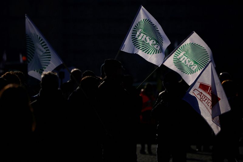 &copy; Reuters. Des agriculteurs français brandissent des drapeaux de la FNSEA lors d'une manifestation à Paris, France. /Photo prise le 8 février 2023/REUTERS/Sarah Meyssonnier