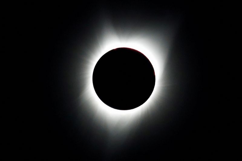 &copy; Reuters. منظر للكسوف الشمسي الكلي بالقرب من منطقة ميتشيل بولاية أوريجون الأمريكية في صورة من أرشيف رويترز . 