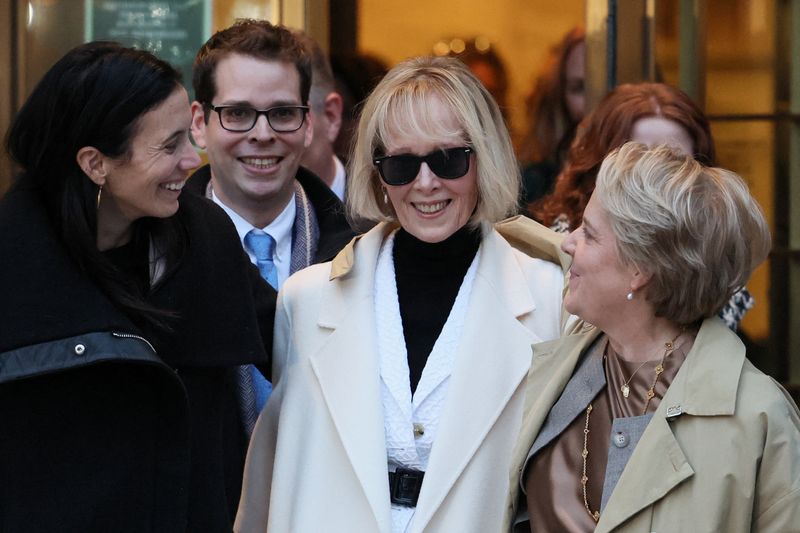© Reuters. E. Jean Carroll and her attorneys Shawn Crowley and Roberta Kaplan react outside the Manhattan Federal Court, after the verdict in the second civil trial after she accused former U.S. President Donald Trump of raping her decades ago, in New York City, U.S., January 26, 2024. REUTERS/Brendan Mcdermid