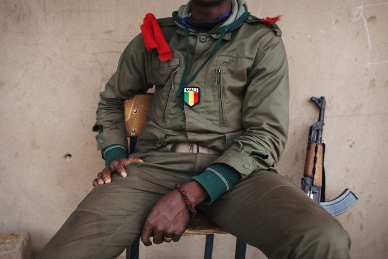&copy; Reuters. Un soldat malien à Konna, au Mali. /Photo prise le 27 janvier 2013/REUTERS/Joe Penney