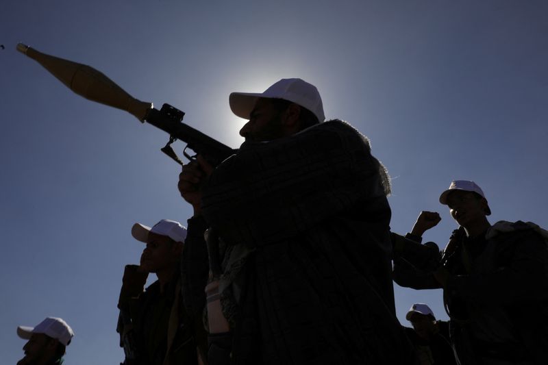 &copy; Reuters. Imagen de archivo de un hutí posando con un lanzacohetes RPG durante una protesta contra los ataques liderados por EEUU y en apoyo de los palestinos, ceca de Saná, Yemen. 25 enero 2024. REUTERS/Khaled Abdullah