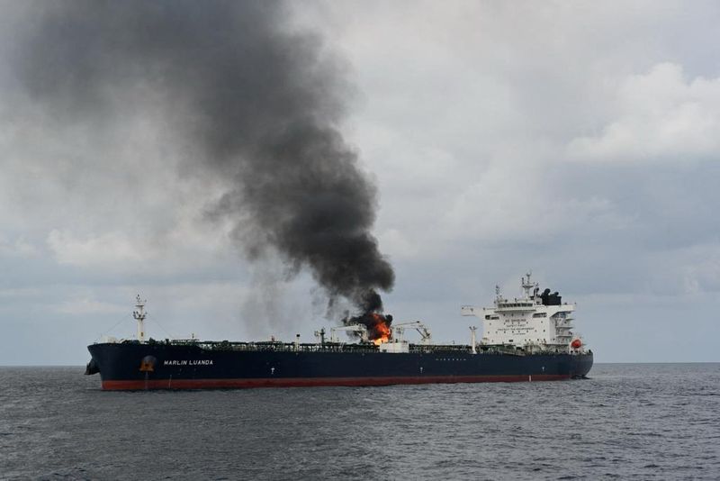 © Reuters. De la fumée s'élève du Marlin Luanda, après que le navire a été touché par un missile anti-navire Houthi, à l'endroit indiqué comme étant le Golfe d'Aden. /Photo diffusée le 27 janvier 2024/REUTERS/@indiannavy via X