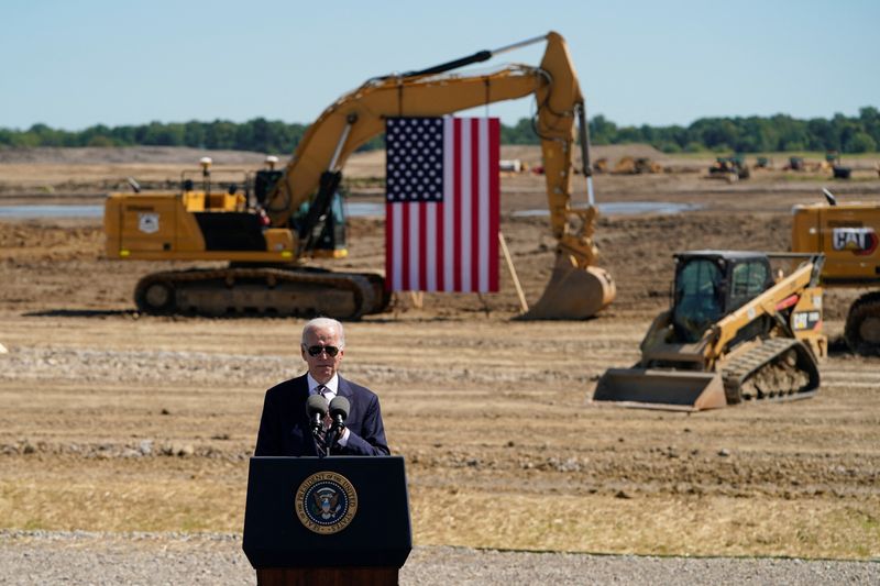 &copy; Reuters. Imagen de archivo del presidente de EEUU, Joe Biden, hablando durante el inicio de la construcción de una nueva fábrica de chips de Intel en New Albany, Ohio, EEUU. 9 septiembre 2022. REUTERS/Joshua Roberts
