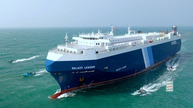 &copy; Reuters. Navio Galaxy Leader escoltado por barcos houthis no Mar Vermelho
 20/11/2023   Divulgação via REUTERS