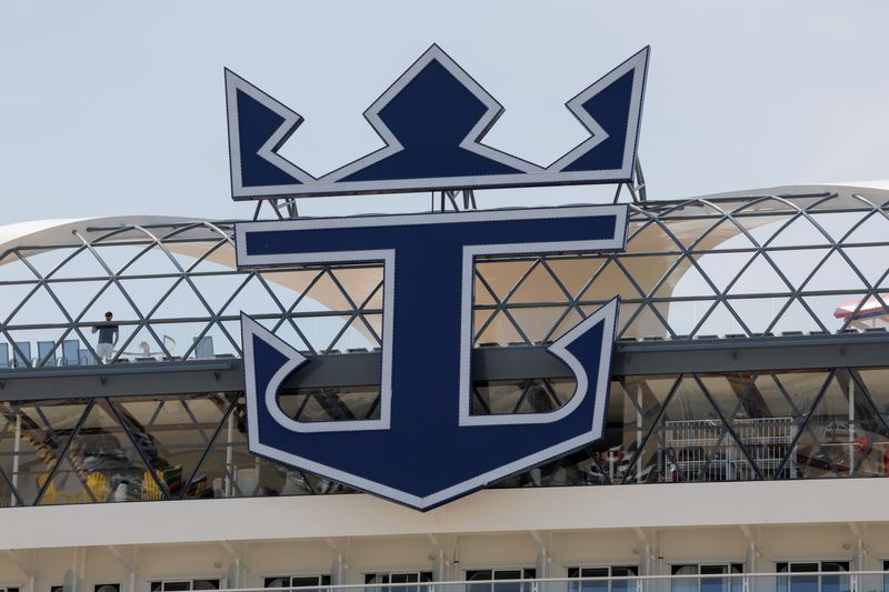 &copy; Reuters. Imagem de arquivo do logotipo da empresa Royal Caribbean International no navio de cruzeiro Wonder of the Seas, no porto de Málaga, Espanha. 30 de abril de 2022. REUTERS/Jon Nazca