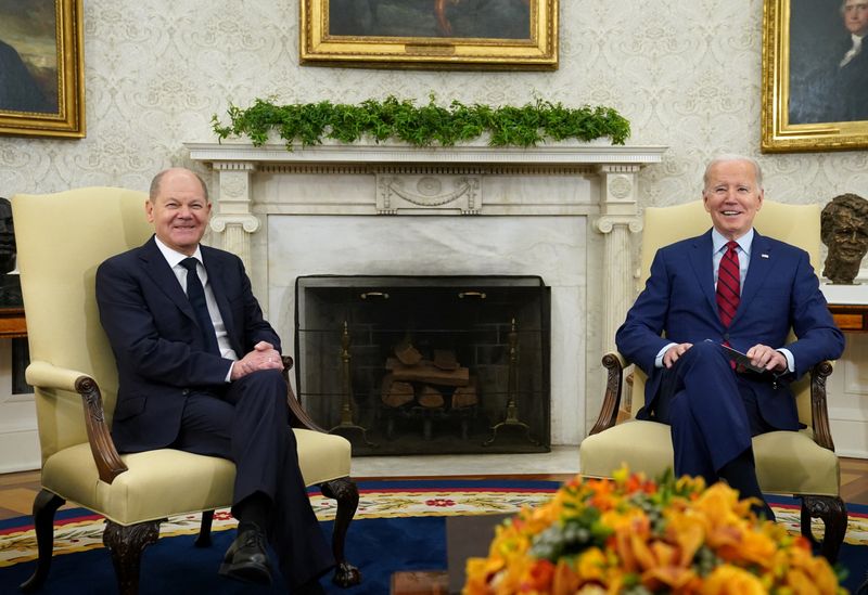 &copy; Reuters. Imagen de archivo del presidente de EEUU, Joe Biden (dcha), durante un encuentro con el canciller alemán, Olaf Scholz, en el Despacho Oval de la Casa Blanca, Washington, EEUU. 3 marzo 2023. REUTERS/Kevin Lamarque