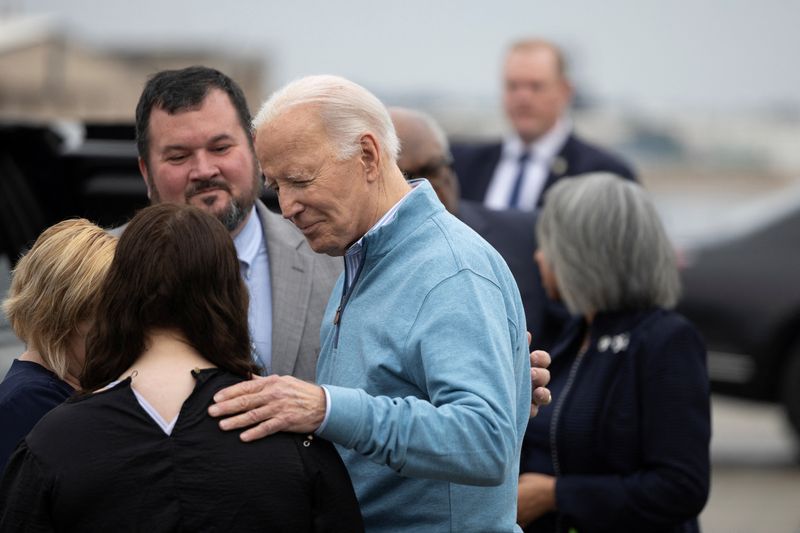 © Reuters. U.S. President Joe Biden greets Cate Miles, daughter of West Columbia Mayor Tem Miles, outside Air Force One at Columbia Metro Airport in West Columbia, South Carolina, U.S., January 27, 2024. REUTERS/Tom Brenner
