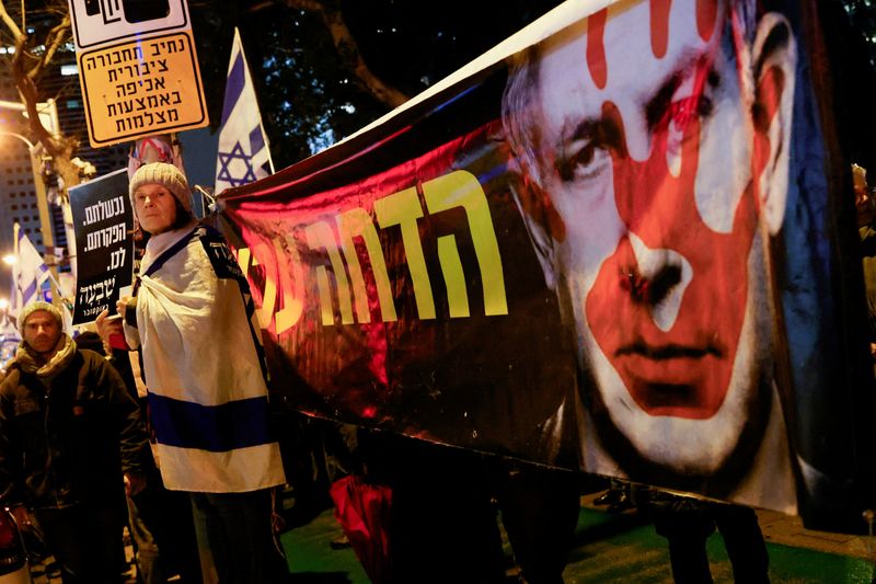 &copy; Reuters. Cientos de personas se manifiestan en Tel Aviv para exigir un alto el fuego en la guerra en Gaza. 27 enero 2024. REUTERS/Tyrone Siu