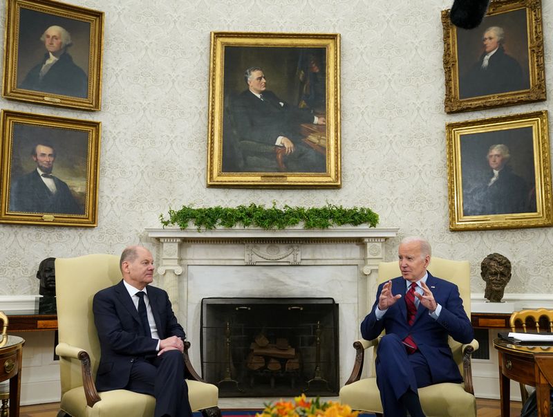 &copy; Reuters. الرئيس الأمريكي جو بايدن والمستشار الألماني أولاف شولتس خلال اجتماع بالمكتب البيضاوي بالبيت الأبيض في واشنطن في الثالث من مارس آذار 2023. تصو