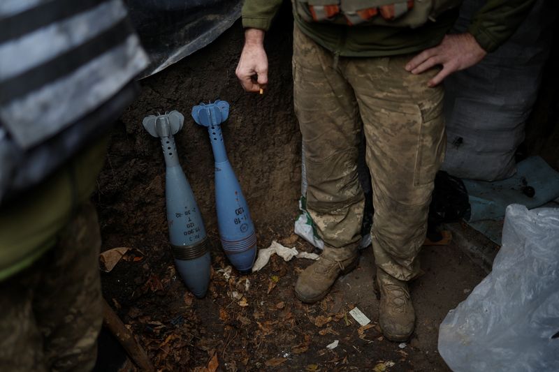&copy; Reuters. جندي أوكراني قرب قذيفتي مورتر في منطقة مايكولايف بأوكرانيا في صورة من أرشيف رويترز.