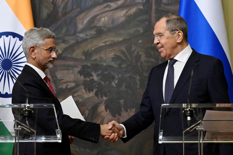 &copy; Reuters. FILE PHOTO: Russia's Foreign Minister Sergei Lavrov shakes hands with India's Foreign Minister Subrahmanyam Jaishankar during a joint press conference following their talks in Moscow, Russia December 27, 2023. Alexander Nemenov/Pool via REUTERS/File Photo