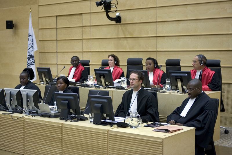 &copy; Reuters. القاضية جوليا سيبوتيندي (إلى الأعلى، الثانية من جهة اليمين) تترأس جلسة لمحكمة العدل الدولية في لاهاي بصورة من أرشيف رويترز.