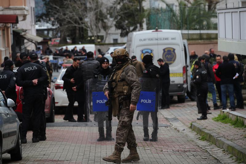 &copy; Reuters. Turkish police stand guard outside the Italian Santa Maria Catholic Church after two masked gunmen were shooting during Sunday service, in Istanbul, Turkey January 28, 2024. REUTERS/Dilara Senkaya