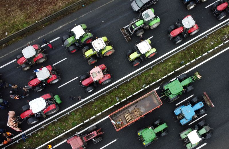 &copy; Reuters. Les agriculteurs français utilisent leurs tracteurs pour bloquer l'autoroute A1 près d'un péage autoroutier à Chamant. /Photo prise le 26 janvier 2024 à Chamant, France/REUTERS/Yves Herman