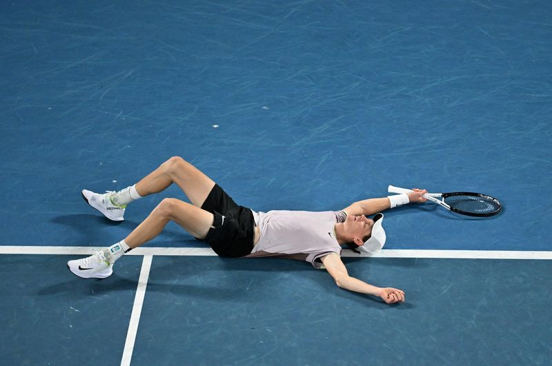 &copy; Reuters. El tenista italiano Jannik Sinner celebra la victoria sobre el ruso Daniil Medvedev en la final del Abierto de Australia en Melbourne Park, Melbourne, Australia. 28 enero 2024. REUTERS/Tracey Nearmy