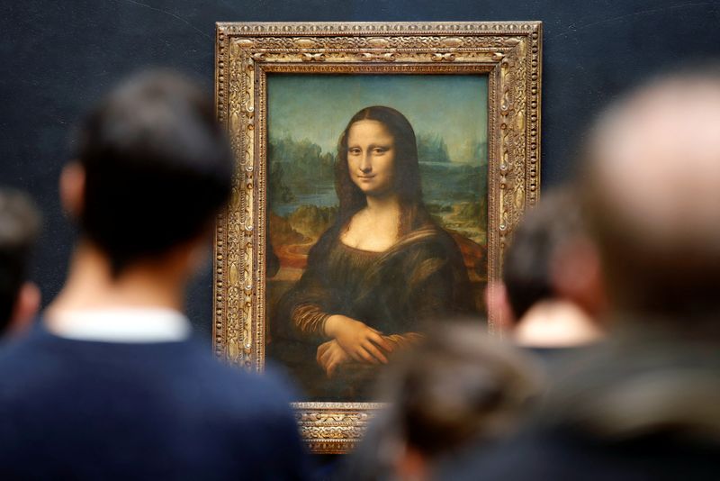 &copy; Reuters. Imagen de archivo de varias personas contemplando el cuadro de la "Mona Lisa" de Leonardo da Vinci en el Museo del Louvre, París, Francia. 19 mayo 2021. REUTERS/Sarah Meyssonnier