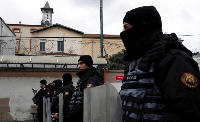 &copy; Reuters. Varios policías turcos vigilan la iglesia católica italiana de Santa María después de que hombres armados mataran a una persona durante la misa, en Estambul, Turquía. 28 enero 2024. REUTERS/Dilara Senkaya