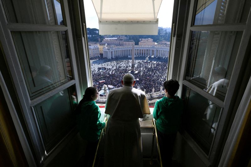 &copy; Reuters. El Papa Francisco dirige la oración del Ángelus desde una ventana en el Vaticano. 28 enero 2024. Vatican Media/entrega vía Reuters. ATENCIÓN EDITORES - ESTA IMAGEN FUE ENTREGADA POR UNA TERCERA PARTE.