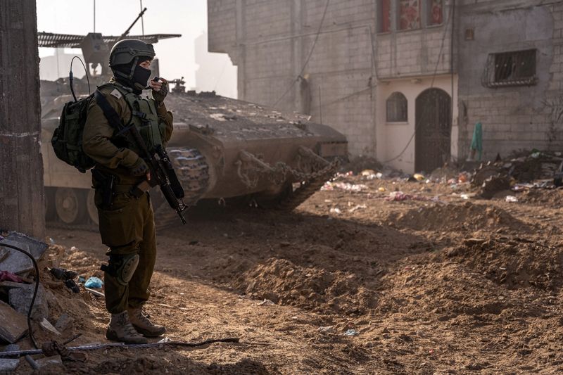 &copy; Reuters. Imagen de archivo de un soldado y un tanque israelíes durante la operación terrestre contra el grupo militante Hamás en un lugar no especificado de la Franja de Gaza. 19 enero 2024. Entregada por el Ejército de Israel. ATENCIÓN EDITORES - ESTA IMAGEN