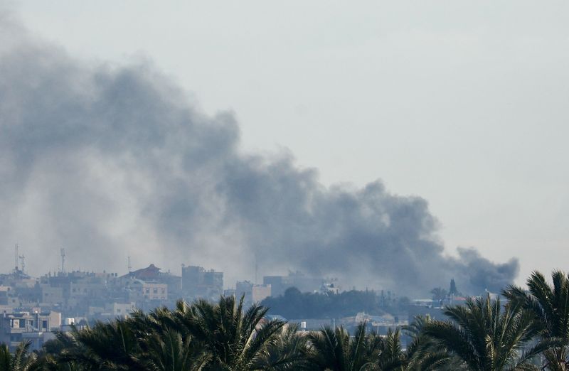 © Reuters. دخان يتصاعد فوق خان يونس في جنوب قطاع غزة يوم الأحد. تصوير: إبراهيم أبو مصطفى - رويترز.