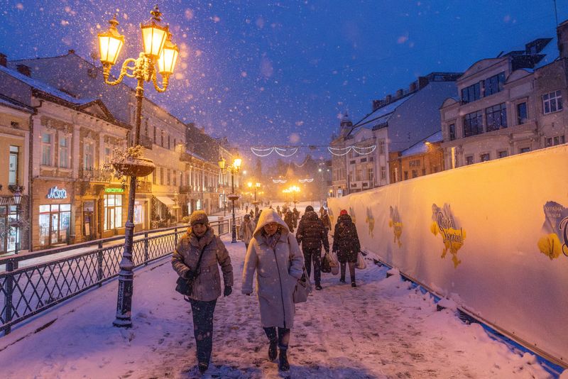 © Reuters. People walk on a snowy day in Uzhhorod which has a sizeable minority of ethnic Hungarians, amid Russia's attack on Ukraine, in Zakarpattia region, Ukraine November 30, 2023. REUTERS/Thomas Peter