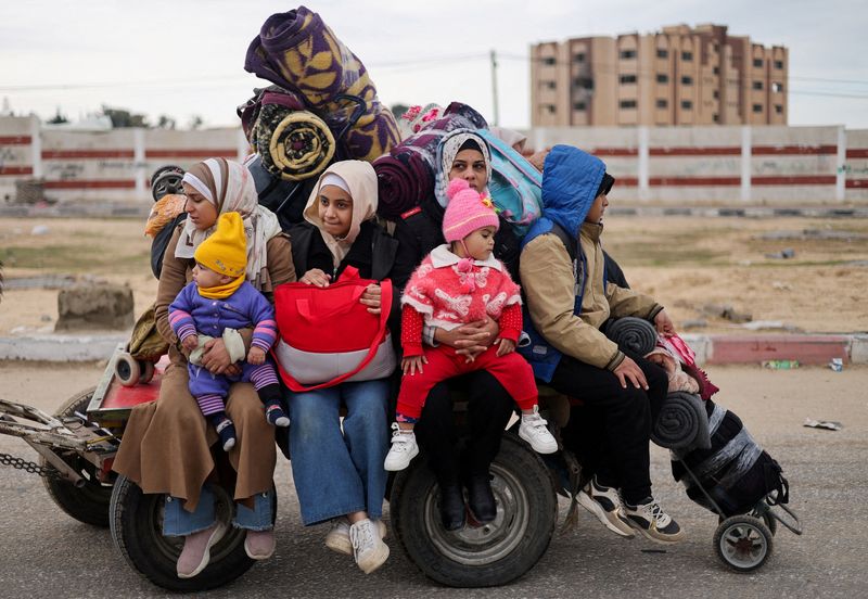 © Reuters. Palestinians fleeing Khan Younis, due to the Israeli ground operation, move towards Rafah, amid the ongoing conflict between Israel and the Palestinian Islamist group Hamas, in the southern Gaza Strip, January 28, 2024. REUTERS/Ibraheem Abu Mustafa