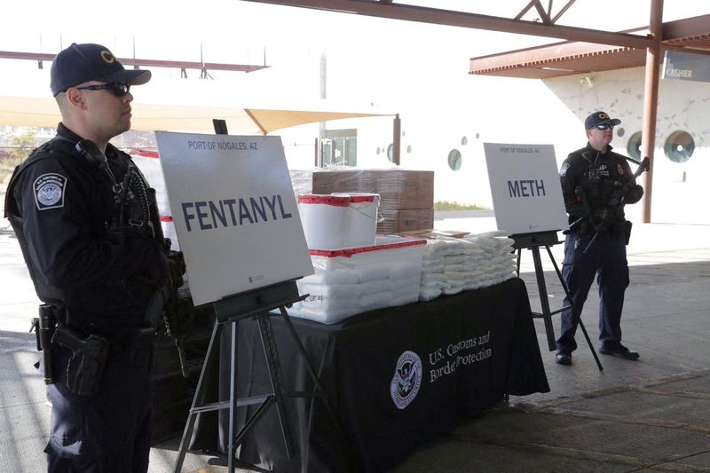 &copy; Reuters. FOTO DE ARQUIVO: Pacotes de fentanil, principalmente em pó e metanfetamina, que a Alfândega e Proteção de Fronteiras dos EUA dizem ter apreendido de um caminhão vindo do México para o Arizona, estão em exibição durante uma entrevista coletiva no 