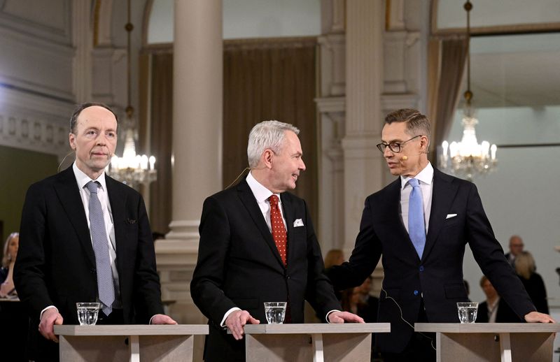 © Reuters. The three candidates with most preliminary votes, the Finns Party presidential candidate Jussi Halla-aho, social movement presidential candidate Pekka Haavisto and National Coalition presidential candidate Alexander Stubb stand, during the Presidential election night rally at the Helsinki City Hall in Helsinki, Finland, January 28, 2024. Lehtikuva/Markku Ulander via REUTERS