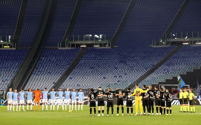 &copy; Reuters. منظر عام دقائق قبل انطلاق المباراة بين لاتسيو ونابولي في روما يوم الأحد. تصوير: كلاوديا جريكو - رويترز.