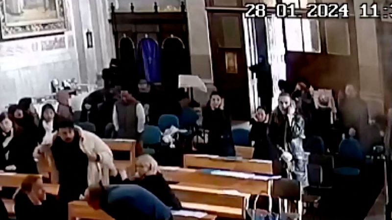 &copy; Reuters. أشخاص مذعورون خلال هجوم مسلحين اثنين على كنيسة كاثوليكية في إسطنبول يوم الأحد في صورة مأخوذة من فيديو كاميرا مراقبة حصلت عليه رويترز. يحظر إ