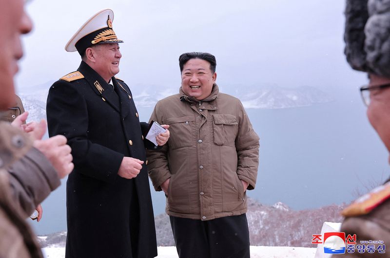 &copy; Reuters. El líder norcoreano Kim Jong Un asiste a la prueba de lanzamiento de misiles de cruceros desde submarinos mientras habla con altos cargos militares en un lugar no especificado de Corea del Norte. Imagen proporcionada el 28 de enero de 2024 por KCNA vía 