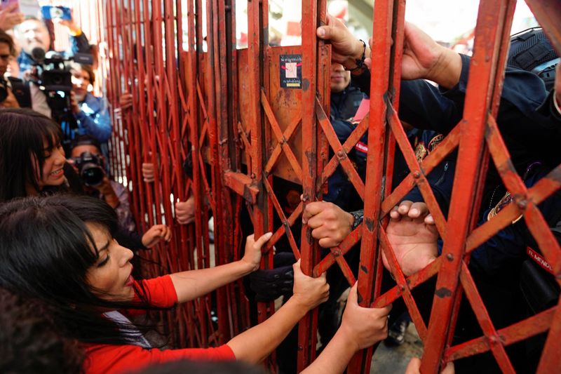 &copy; Reuters. Manifestantes intentan abrir una valla, mientras agentes de policía la sujetan desde el otro lado, como parte de una protesta contra el regreso de las corridas de toros frente a la Plaza México, en Ciudad de México, México, 28 de enero,  2024. REUTERS