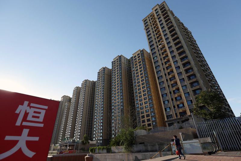 © Reuters. FILE PHOTO: An Evergrande sign is seen near residential buildings at an Evergrande residential complex in Beijing, China September 27, 2023. REUTERS/Florence Lo/File Photo